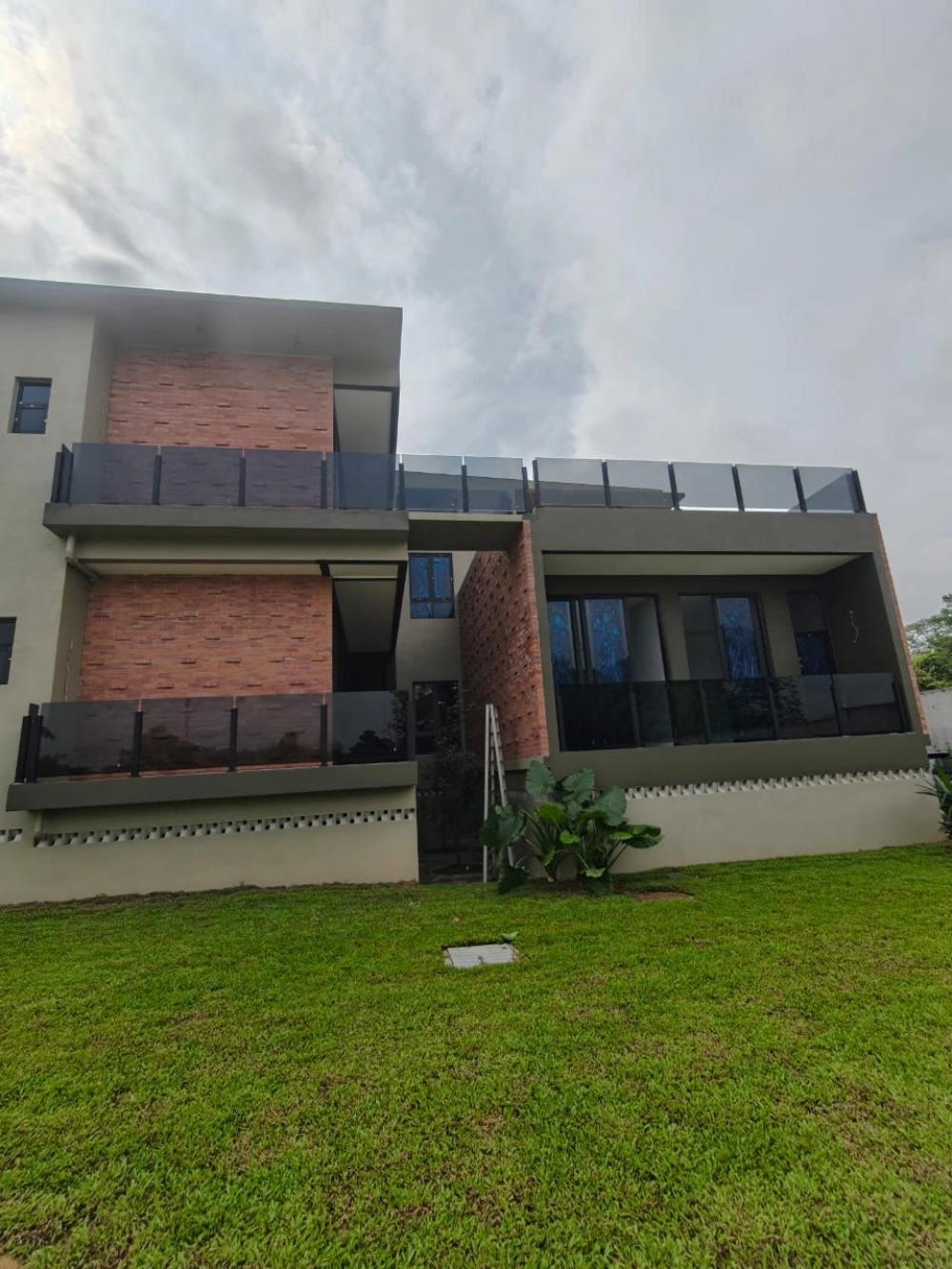 Bungalow Balcony Glass Railing Frameless