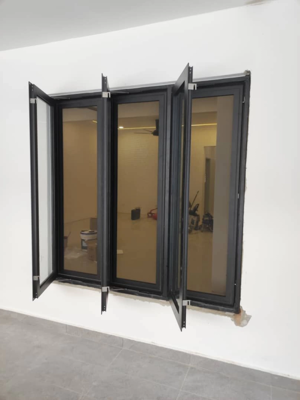 Aluminum Multipoint Casement Window With Security Mesh