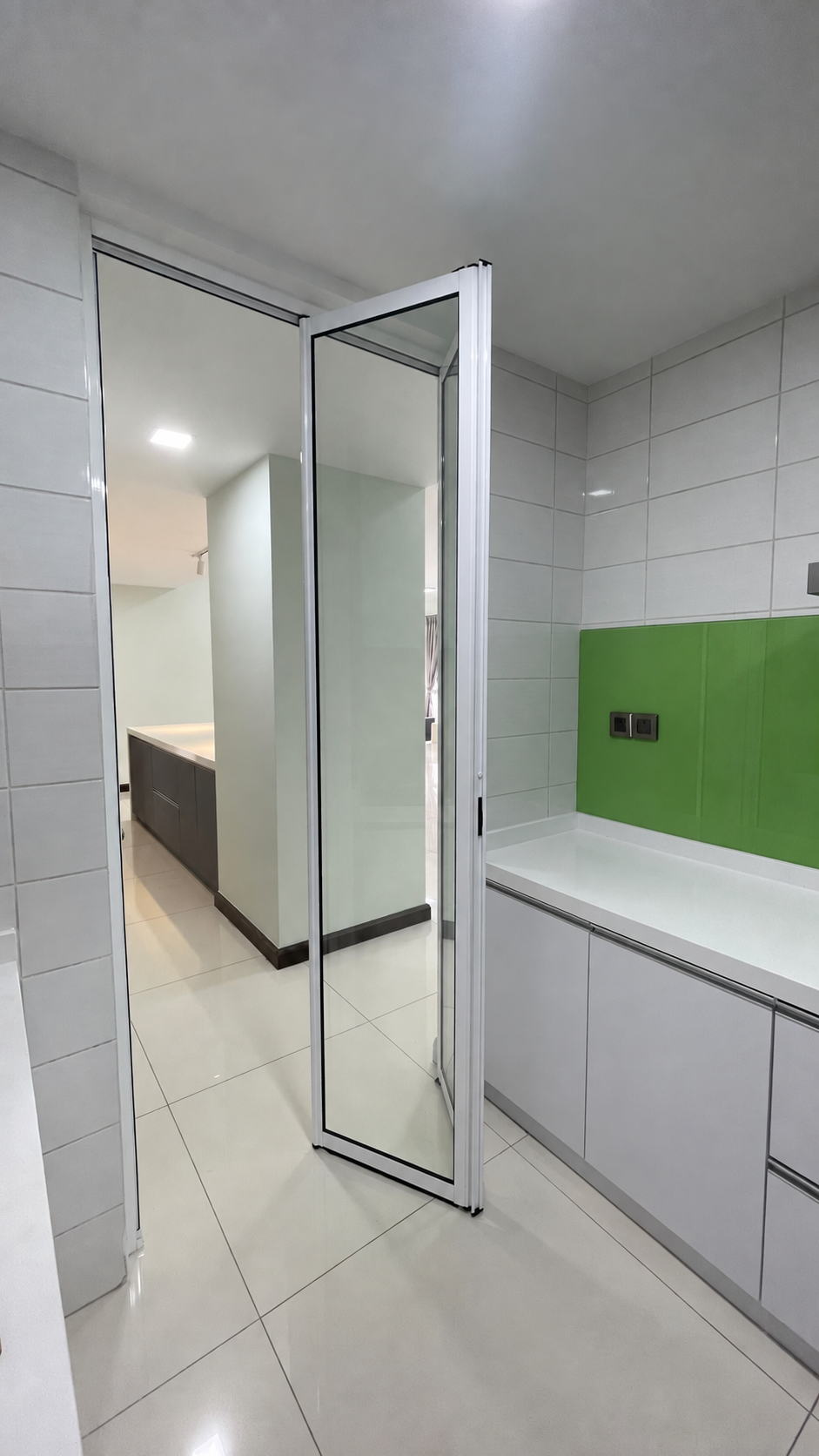 Bi-Fold Door Trackless